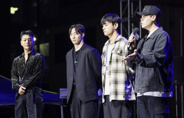 '부산 댄스 페스티벌' 댄스 퍼포먼스 챕피언십 결선이 열린 29일 부산 부산진구 놀이마루에서 심사위원들이 심사소감을 말하고 있다. 왼쪽부터 '어때' 테드, '저스트절크' 에스원 제이호 영제이. 김종진 기자 kjj1761@