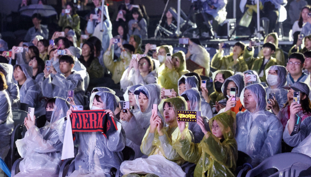 '부산 댄스 페스티벌' 댄스 퍼포먼스 챕피언십 결선이 열린 29일 부산 부산진구 놀이마루에서 관객들이 공연을 보며 열광하고 있다. 김종진 기자 kjj1761@