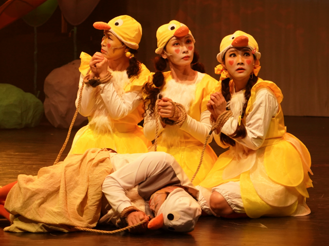 부산시립극단 뮤지컬 ‘미운오리새끼’ 공연 장면. 부산문화회관 제공