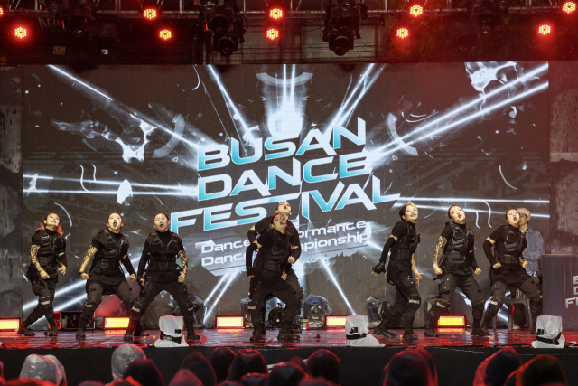 '부산 댄스 페스티벌' 댄스 퍼포먼스 챕피언십 결선이 열린 29일 부산 부산진구 놀이마루에서 노립(NO LIP)이 공연을 하고 있다. 김종진 기자 kjj1761@