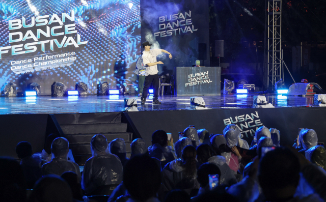 '부산 댄스 페스티벌' 댄스 퍼포먼스 챕피언십 결선이 열린 29일 부산 부산진구 놀이마루에서 심사위원인 '저스트절크' 영제이가 특별공연을 하고 있다. 김종진 기자 kjj1761@