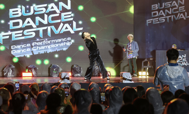 '부산 댄스 페스티벌' 댄스 퍼포먼스 챕피언십 결선이 열린 29일 부산 부산진구 놀이마루에서 심사위원인 '어때' 테드가 특별공연을 하고 있다. 김종진 기자 kjj1761@