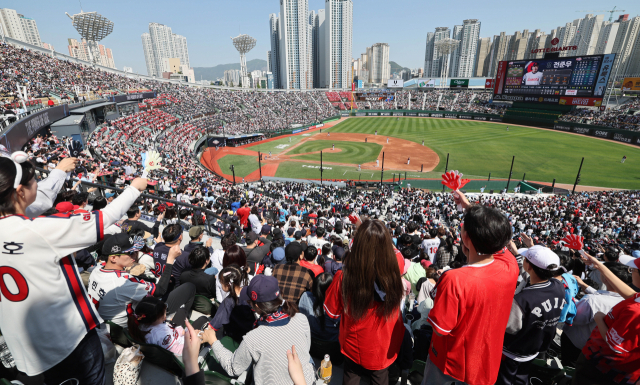 30일 부산 사직야구장에서 열린 프로야구 키움-롯데경기에서 야구장을 가득 메운 관중들이 열띤 응원을 하고 있다. 이재찬 기자 chan@