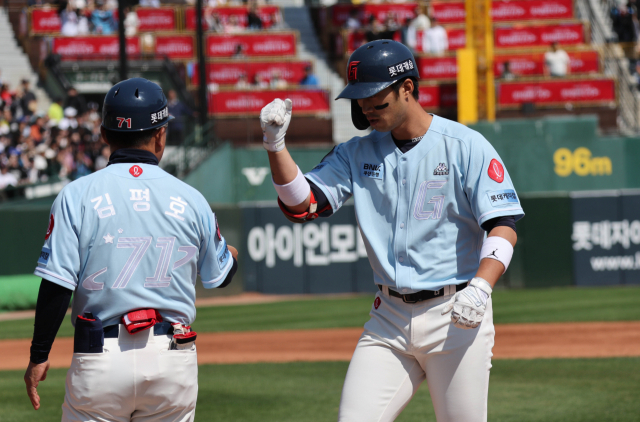 30일 부산 사직야구장에서 열린 프로야구 키움-롯데경기에서 2회말 1사 1,2루에서 안타를 친 이학주가 기뻐하고 있다. 이재찬 기자 chan@
