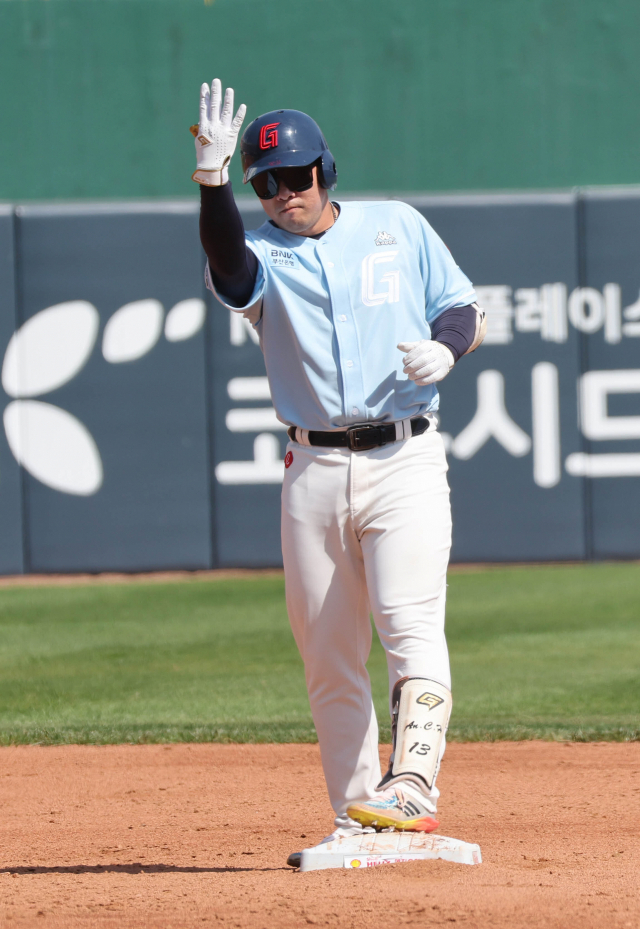 30일 부산 사직야구장에서 열린 프로야구 키움-롯데경기에서 3회말 1타점 적시타를 친 안치홍이 세리머니를 하고 있다. 이재찬 기자 chan@