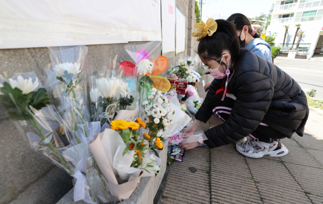 지난 28일 부산 영도구 청학동의 한 스쿨존에서 초등학생이 숨지는 사고가 발생했다. 30일 오후 사고 현장에 마련된 추모 공간에 인근 지역 주민과 학생들이 숨진 아이를 추모하고 있다. 정종회 기자 jjh@