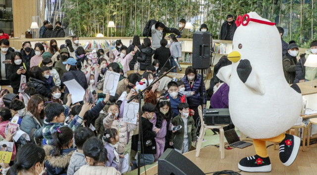 부기가 출연한 체험형 오페라 공연 장면. 을숙도문화회관 제공