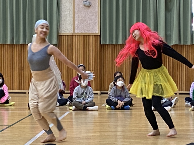 학교 맞춤형 공연으로 만들었을 때 ‘작은 물고기 소녀 까무’. 신은주무용단 제공