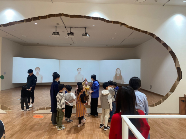 '포스트모던 어린이 1부' 전시를 어린이들이 관람하고 있는 모습. 부산현대미술관 제공