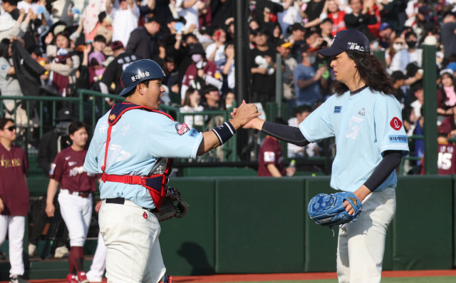 롯데 자이언츠가 13년 만에 8연승을 질주하며 단독 1위로 4월을 마감했다. 뉴에이스로 선발 투수진을 이끌고 있는 나균안(위)과 지난달 30일 키움 히어로즈와의 홈경기에서 승리를 확정 지은 마무리 투수 김원중(아래 사진의 오른쪽)이 포수 유강남과 기쁨을 나누고 있다. 롯데 자이언츠 제공·이재찬 기자 chan@