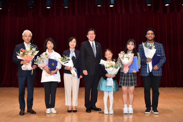 부산시로부터 표창을 받은 정재용 동구 구민홍보단장, 남미향 남구 구민홍보단장, 조윤숙 너나들이협동조합 이사장, 박형준 부산시장, 김다예 강동초등학교 학생, 최민서 선화여자중학교 학생, 쿠스토디오 칼데론 호세 라울 부산외국어대 유학생(왼쪽부터). 부산시 제공