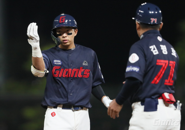 롯데 자이언츠 외야수 김민석은 2일 광주 KIA 챔피언스 필드에서 열린 KIA 타이거즈와의 경기에서 5타수 3안타 2득점 활약을 펼쳤다. 롯데 자이언츠 제공