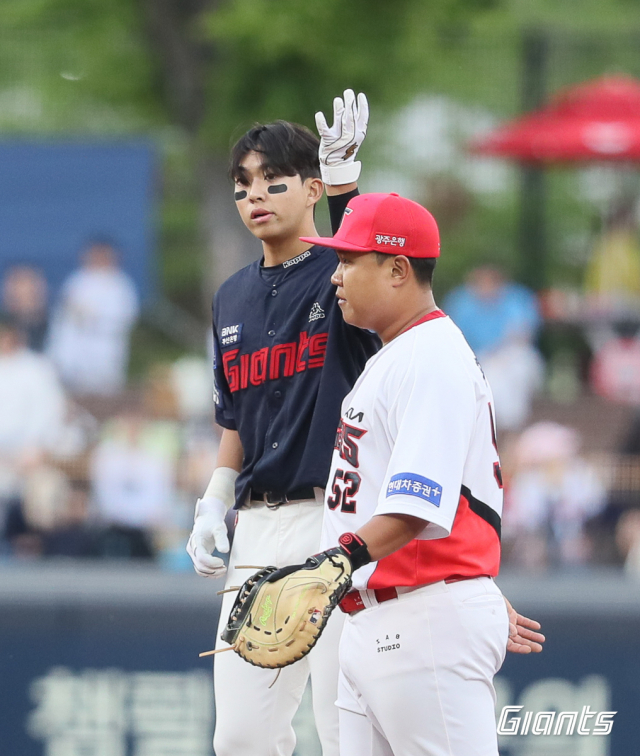 롯데 자이언츠 외야수 김민석이 2일 KIA 타이거즈와의 시즌 4차전 경기에서 1회 2루타를 친 뒤 세리머니를 하고 있다. 롯데 자이언츠 제공