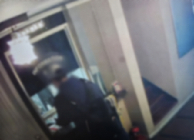 경찰은 서울의 한 숙박업소에 A씨가 머물고 있다는 사실을 확인한 후 현장을 급습해 A씨를 검거했다. 경남경찰청 제공