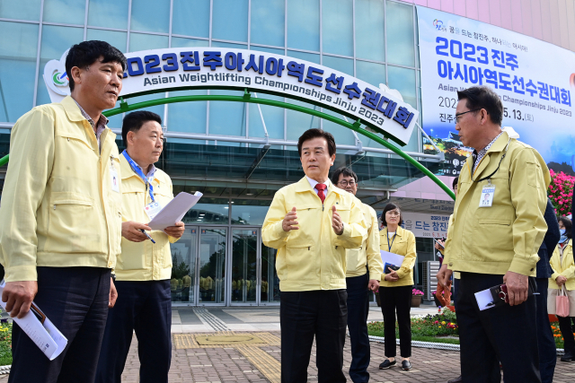 경남 진주시 첫 국제 스포츠 대회인 아시아역도선수권대회 준비 모습. 국제행사는 물론, 지역축제 간 연계가 부족하다는 지적이 나온다. 진주시 제공