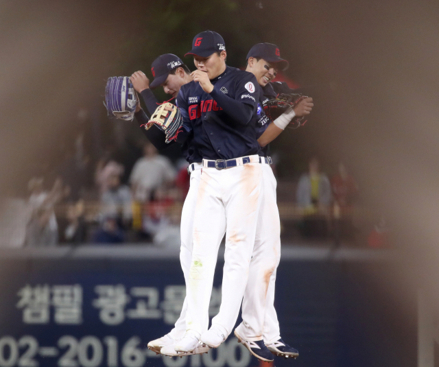 2일 KIA 타이거즈를 7-4로 꺾은 롯데 자이언츠 선수들이 9연승 달성을 자축하고 있다. 연합뉴스