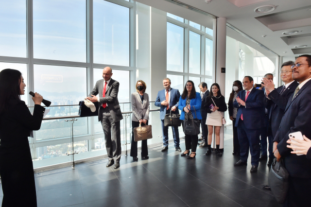 국제박람회기구(BIE) 현지 실사단이 지난달 6일 부산 해운대구 엑스더스카이에서 유학생을 비롯한 미래세대와 오찬 간담회를 진행하고 국내외 젊은이들과 대화하는 시간을 가졌다. 부산시 제공