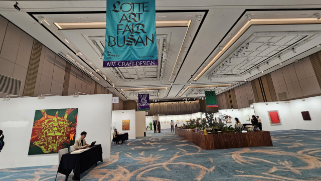 부산 해운대구 시그니엘 부산 그랜드 볼룸에서 롯데아트페어부산 2023이 열리고 있다. 오금아 기자