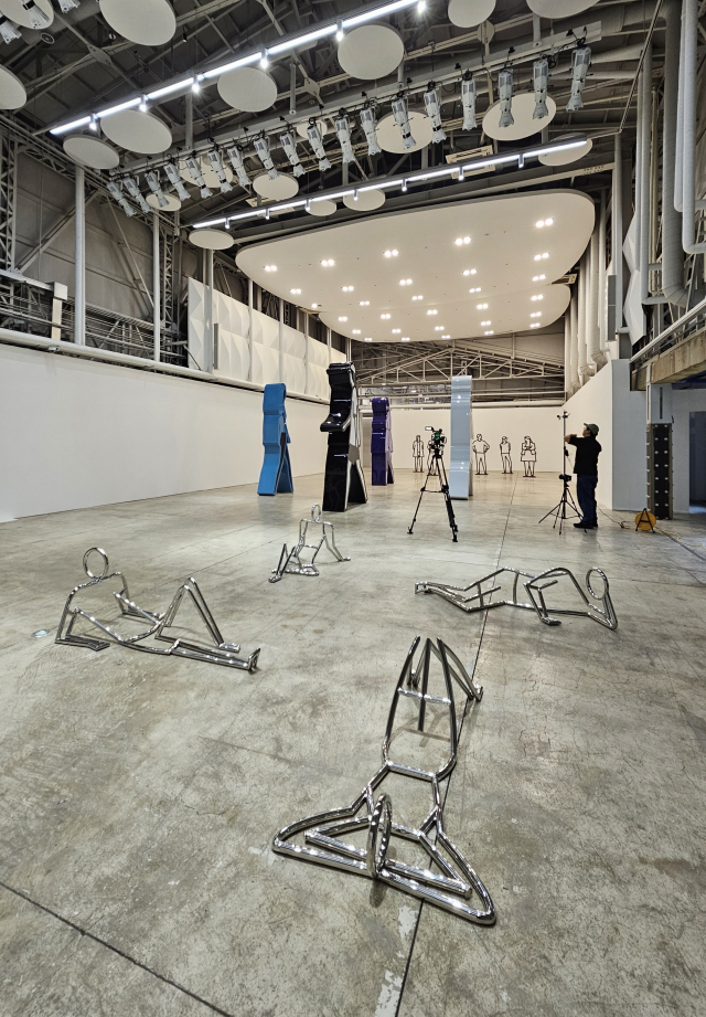 석천홀에 전시된 줄리안 오피의 조각 작업들. 스테인리스, 나무 등 다양한 소재로 부산과 런던의 사람들 모습을 표현했다. 오금아 기자