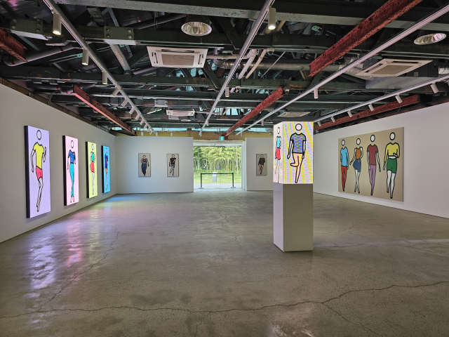 국제갤러리 부산점에서는 춤추는 사람들 LED 영상 작품을 감상할 수 있다. 오금아 기자