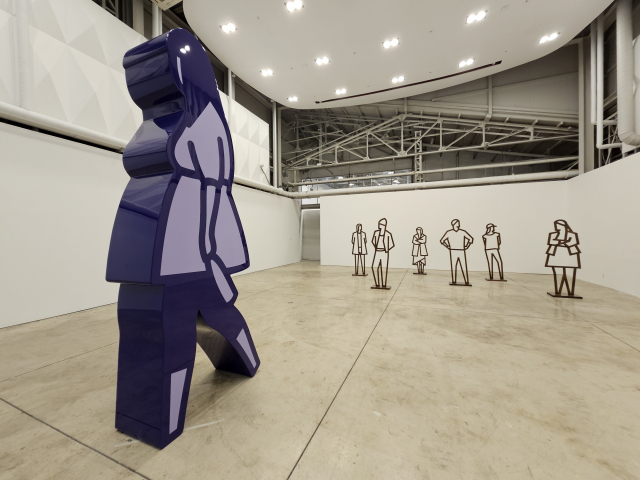 석천홀에서는 '부산 워커'를 표현한 줄리안 오피의 대형 조각품과 직선을 중점적으로 표현한 뒤쪽의 나무 조각 연작 등을 감상할 수 있다. 오금아 기자