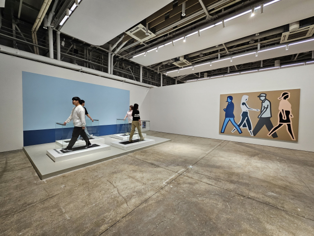 줄리안 오피는 이번 전시에서 해운대와 센텀시티의 부산 사람들 모습을 반영한 작품 '워킹 인 부산.5.'를 선보인다. 퍼포먼스도 함께하는 작품이다. 오금아 기자