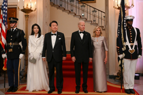 미국을 국빈 방문한 윤석열 대통령과 부인 김건희 여사가 4월 26일(현지시간) 워싱턴DC 백악관에서 열린 국빈 만찬에서 조 바이든 미국 대통령 내외와 함께 기념 촬영을 하고 있다. 연합뉴스