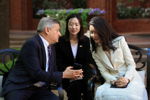 미국을 국빈 방문한 윤석열 대통령의 부인 김건희(맨 오른쪽) 여사가 4월 24일(현지시간) 워싱턴DC 백악관 영빈관에서 테드 서랜도스 넷플릭스 공동 최고경영자와 대화하고 있다. 연합뉴스