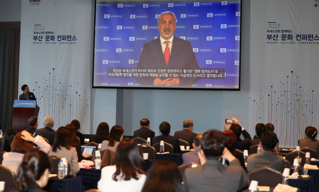 4일 오후 부산 아스티호텔에서 열린 유네스코와 함께 하는 부산 문화 콘퍼런스 개회식에서 에르네스토 오토네 라미네즈 유네스코 문화 사무차장이 온라인 기조연설을 하고 있다. 강선배 기자 ksun@