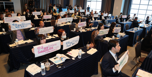 4일 오후 부산 아스티호텔에서 열린 유네스코와 함께 하는 부산 문화 콘퍼런스 개회식에서 참석자들이 문화예술을 통한 평화와 협력 부산 선언 퍼포먼스를 하고 있다. 강선배 기자 ksun@