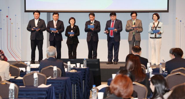 4일 오후 부산 아스티호텔에서 열린 '유네스코와 함께 하는 부산 문화 콘퍼런스' 개회식에서 참석 내빈들이 문화예술을 통한 평화와 협력 부산 선언을 낭독하고 있다. 사진 왼쪽부터 황기식 부산국제교류재단 사무총장, 강철호 부산시의회 행정문화위원회 의원, 황보승희 국회의원, 안병윤 행정부시장, 최영진 행정문화위원장, 김진해 영화의전당 대표, 이미연 부산문화재단 대표.강선배 기자 ksun@