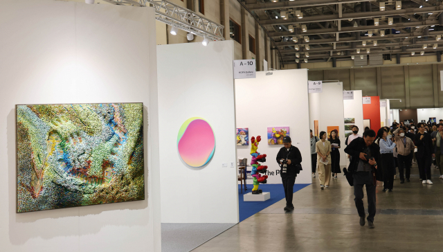 4일 부산 해운대구 벡스코에서 개막한 '아트부산 2023' 언론공개 행사 장면. 7일까지 열리는 아트부산 2023에는 22개국 145개 갤러리가 참여했다. 이재찬 기자 chan@