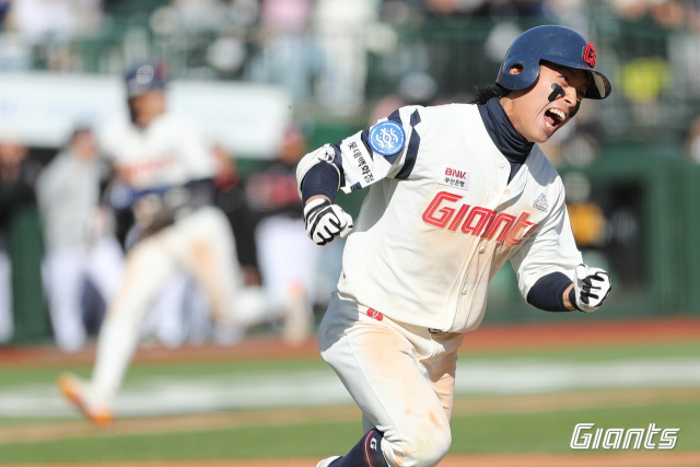 롯데 자이언츠 외야수 황성빈은 5일 어린이날을 맞이해 팬클럽 '황보르기니' 회원들과 함께 마련한 사인볼 증정 이벤트를 진행한다. 롯데 자이언츠 제공