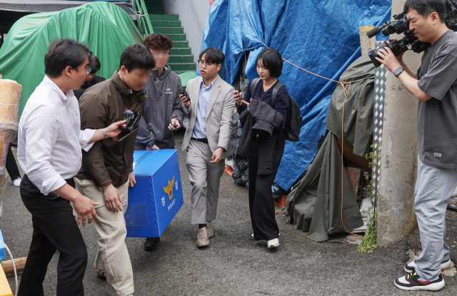 부산 영도구 등굣길 참사와 관련해 경찰이 4일 오후 사고 당시 화물을 떨어뜨린 어망 제조업체에 대한 압수수색을 마치고 나오고 있다. 김종진 기자 kjj1761@