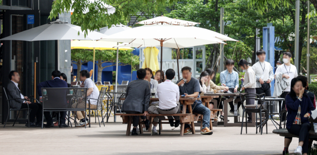 대다수 직장에 동료에게 좋지 않은 영향을 미치는 빌런이 있다. 부산 한 거리에서 직장인들이 점심시간에 커피를 마시며 대화를 나누는 모습.사진은 기사 내용과는 무관하다. 김종진 기자 kjj1761@