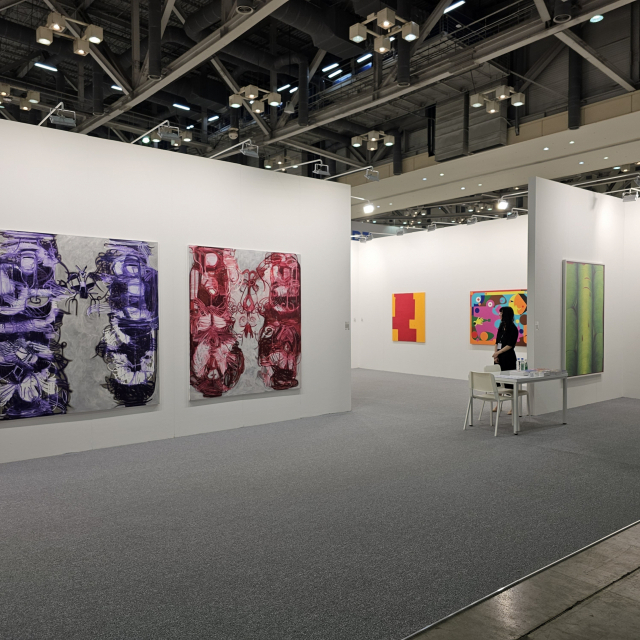 4일 아트부산 2023 VIP 오픈에 앞서 관람객을 맞은 준비를 마친 갤러리 부스 모습. 오금아 기자