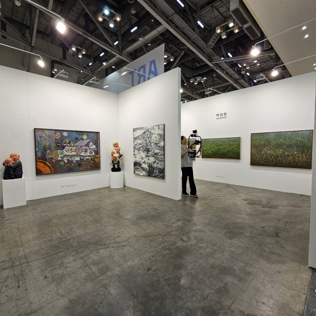 4일 개막 준비를 마친 맥화랑 부스에서 아트부산 관계자가 영상을 촬영하고 있다. 오금아 기자