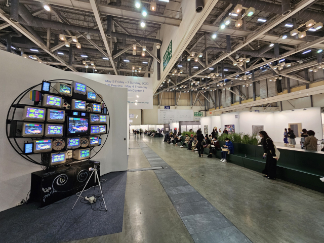 아트부산 2023 행사장. 4일 VIP 오픈 때 관람객들이 휴식을 취하고 있다. 오금아 기자