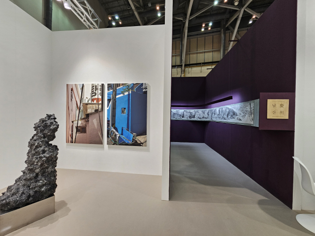 지역의 젊은 작가를 소개하는 아트악센트 2023 부스. 올해는 권하형, 박한샘, 서인혜, 장건율, 황원해 작가가 참여해 작품을 전시한다. 오금아 기자