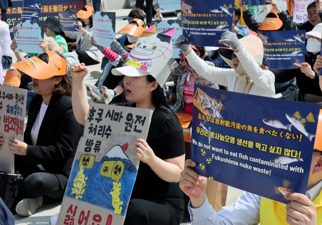 53회 지구의 날(4월22일)을 맞아 20일 오후 부산역 광장에서 부산고리2호기 수명연장· 핵폐기장 반대 범시민운동본부 등 시민단체들이 일본 정부의 후쿠시마 원전 오염수 해양 방류를 규탄하며 구호를 외치고 있다. 연합뉴스