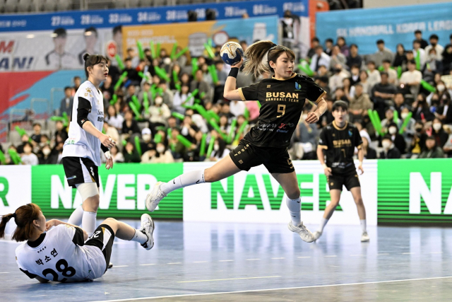 부산시설공단은 7일 열린 SK핸드볼 코리아리그 챔피언결정전에서 삼척시청에 25-30으로 아쉽게 져 준우승을 차지했다. 부산시설공단 레프트윙 정가희가 슛을 날리고 있다. 대한핸드볼협회 제공