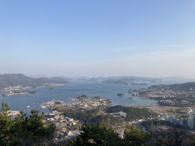 삼봉산 정상에서 본 통영과 거제 그리고 쪽빛 남해.