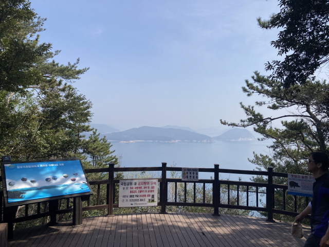 망부석 전망대. 왼쪽으로 고개를 돌리면 여인바위가 보인다.