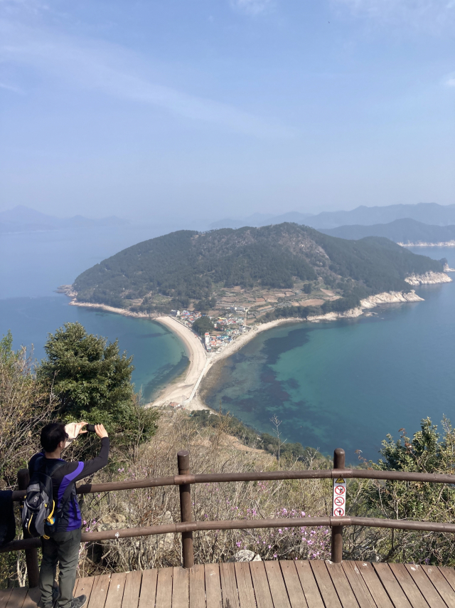 미인도 전망대에서 바라본 비진도.