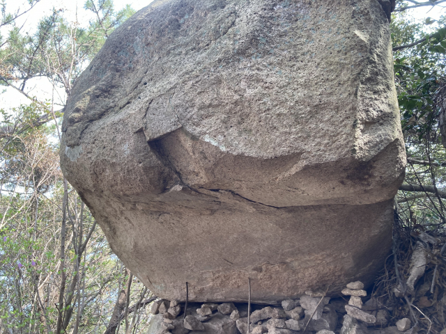 비진도 흔들바위. 흔들리는 것은 확인할 수 없었다.