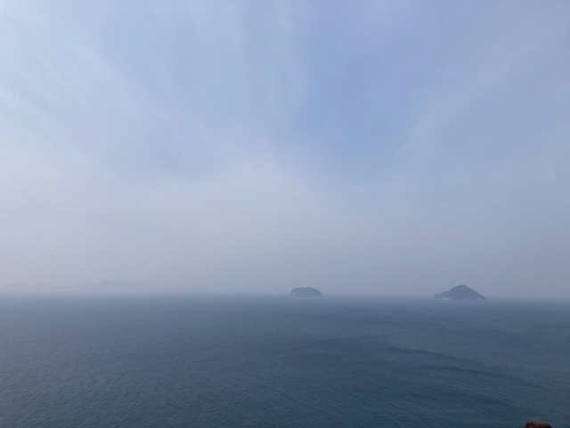 아스라이 보이는 섬. 비진도 바다백리길에서 보는 한려해상국립공원의 섬 풍경은 황홀하다.