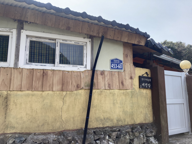 비진암 앞을 지나 마을로 내려선다.