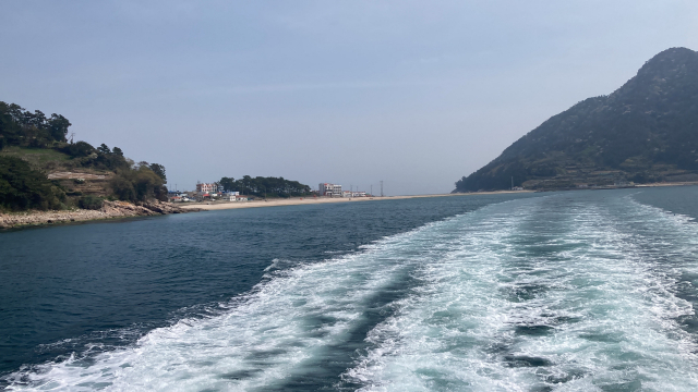 비진도 아랫섬과 윗섬을 잇는 긴 사구. 길이가 550m란다.