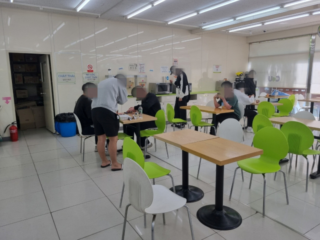 폐교 갈림길에 선 한국국제대학교가 결국 파산 절차를 밟는다. 교내에 모여 있는 학생.