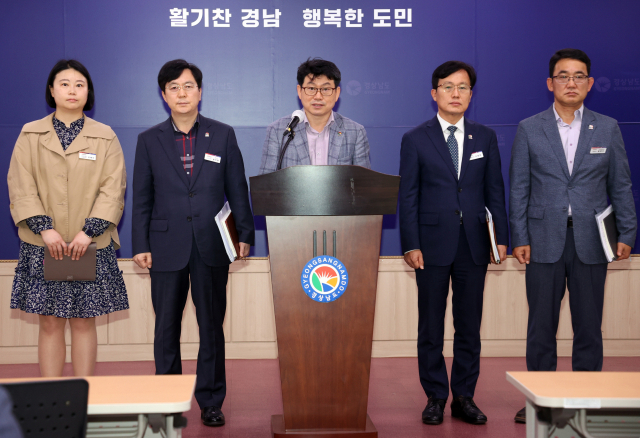 경남도청 관계자들이 11일 오전 브리핑룸에서 일본 후쿠시마 원전 방사능 오염수 해양방류 예정에 따라 수산물 안전관리 대책을 발표하고 있다. 경남도 제공